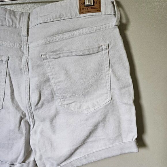 EUC WHITE SIGNATURE LEVIS STRAUSS MID RISE SHORTS SIZE 12 / 31W - Picture 10 of 14